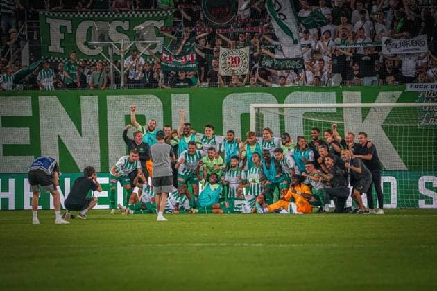 Fußball: FC St. Gallen 1879 vs. FC TOBOL KOSTANAY - 2. Qualifikationsrunde UEFA Conference League - Kybunpark St. Gallen, Schweiz: St. Galler Team feiert den Heimsieg vor der Fantribüne St. Gallen Kybunpark Kanton St. Gallen Schweiz Copyright: xJoeranxSteinsiekx