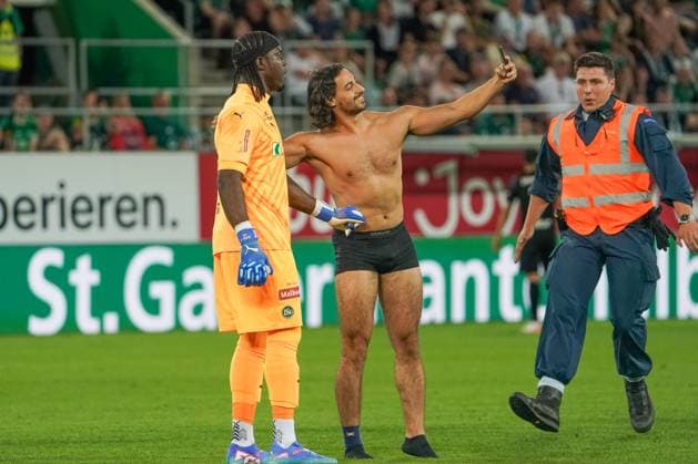 Fußball: FC St. Gallen 1879 vs. FC TOBOL KOSTANAY - 2. Qualifikationsrunde UEFA Conference League - Kybunpark St. Gallen, Schweiz: Flitzer rennt während des Spiel auf das Spielfeld um ein Selfie Foto mit St. Gallens Torhüter Lawrence Ati Zigi zu machen. St. Gallen Kybunpark Kanton St. Gallen Schweiz Copyright: xJoeranxSteinsiekx