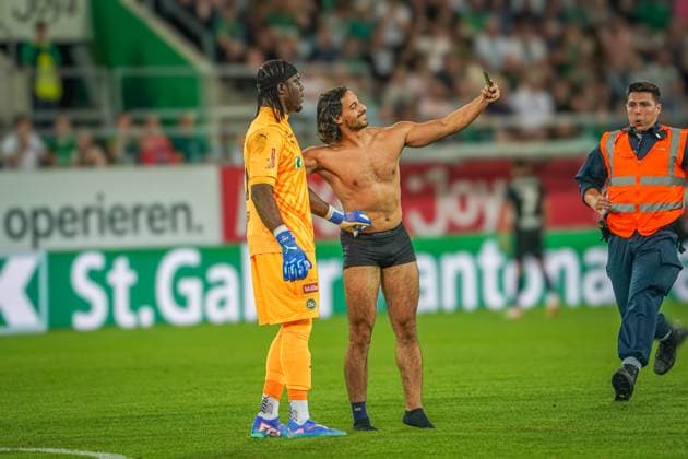 Fußball: FC St. Gallen 1879 vs. FC TOBOL KOSTANAY - 2. Qualifikationsrunde UEFA Conference League - Kybunpark St. Gallen, Schweiz: Flitzer rennt während des Spiel auf das Spielfeld um ein Selfie Foto mit St. Gallens Torhüter Lawrence Ati Zigi zu machen. St. Gallen Kybunpark Kanton St. Gallen Schweiz Copyright: xJoeranxSteinsiekx