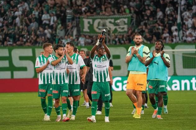 Fußball: FC St. Gallen 1879 vs. FC TOBOL KOSTANAY - 2. Qualifikationsrunde UEFA Conference League - Kybunpark St. Gallen, Schweiz: St. Galler Team feiert den Sieg, St. Gallens Felix Mambimbi mit Flasche in der Luft St. Gallen Kybunpark Kanton St. Gallen Schweiz Copyright: xJoeranxSteinsiekx