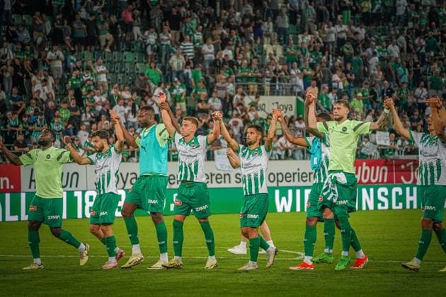 Fußball: FC St. Gallen 1879 vs. FC TOBOL KOSTANAY - 2. Qualifikationsrunde UEFA Conference League - Kybunpark St. Gallen, Schweiz: Jubel beim St. Galler Team nach Abpfiff über den Sieg St. Gallen Kybunpark Kanton St. Gallen Schweiz Copyright: xJoeranxSteinsiekx