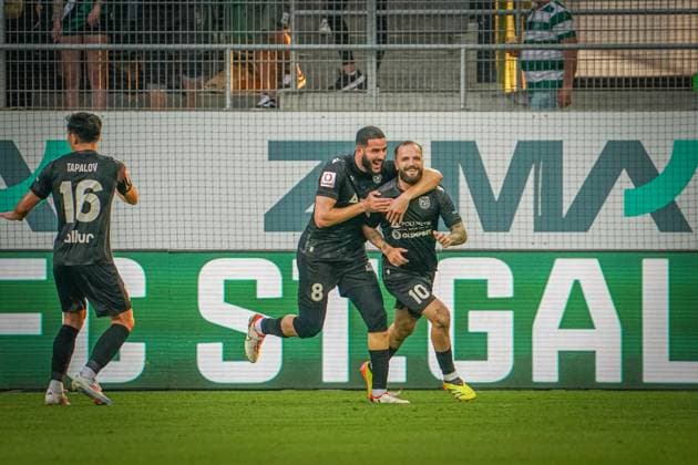 Fußball: FC St. Gallen 1879 vs. FC TOBOL KOSTANAY - 2. Qualifikationsrunde UEFA Conference League - Kybunpark St. Gallen, Schweiz: Tobol geht mit 1:0 durch ein Eigentor von St. Gallen in Führung, zur Freude von Tobols Igor Ivanovic und Tobols Ahmed El Messaoudi mit Tobols Yerkin Tapalov St. Gallen Kybunpark Kanton St. Gallen Schweiz Copyright: xJoeranxSteinsiekx