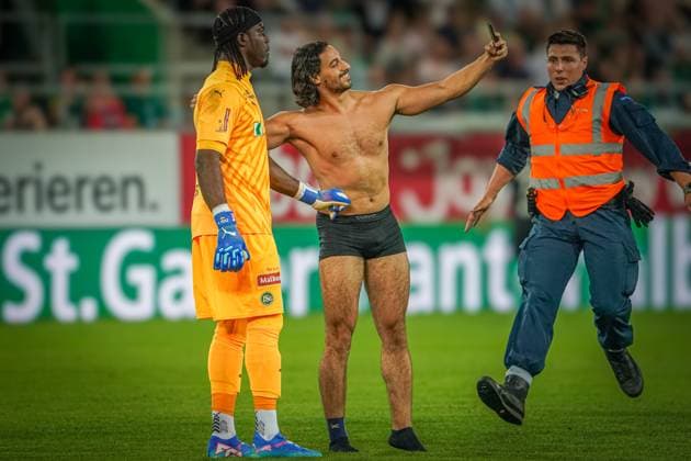 Fußball: FC St. Gallen 1879 vs. FC TOBOL KOSTANAY - 2. Qualifikationsrunde UEFA Conference League - Kybunpark St. Gallen, Schweiz: Ein halbnackte Flitzer macht ein Selfie Foto mit St. Gallens Torhüter Lawrence Ati Zigi St. Gallen Kybunpark Kanton St. Gallen Schweiz Copyright: xJoeranxSteinsiekx