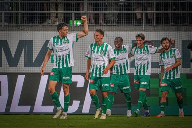 Fußball: FC St. Gallen 1879 vs. FC TOBOL KOSTANAY - 2. Qualifikationsrunde UEFA Conference League - Kybunpark St. Gallen, Schweiz: Torjubel beim 4:1 Endstand durch das Tor von St. Gallens Albert Vallci - Faust, Siegesfaust, Freude St. Gallen Kybunpark Kanton St. Gallen Schweiz Copyright: xJoeranxSteinsiekx