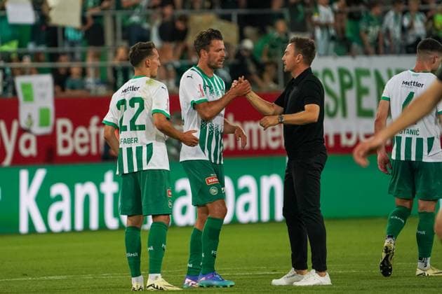 Fußball: FC St. Gallen 1879 vs. FC TOBOL KOSTANAY - 2. Qualifikationsrunde UEFA Conference League - Kybunpark St. Gallen, Schweiz: St. Gallens Trainer Enrico Maassen mit St. Gallens Jordi Quintilla und St. Gallens Konrad Faber St. Gallen Kybunpark Kanton St. Gallen Schweiz Copyright: xJoeranxSteinsiekx