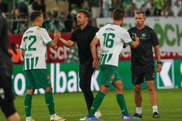 Fußball: FC St. Gallen 1879 vs. FC TOBOL KOSTANAY - 2. Qualifikationsrunde UEFA Conference League - Kybunpark St. Gallen, Schweiz: St. Gallens Trainer Enrico Maassen mit St. Gallens Konrad Faber und St. Gallens Lukas Görtler Gortler St. Gallen Kybunpark Kanton St. Gallen Schweiz Copyright: xJoeranxSteinsiekx