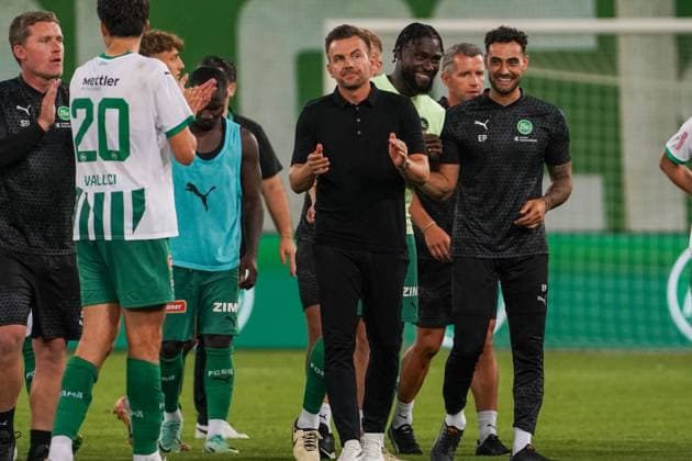 Fußball: FC St. Gallen 1879 vs. FC TOBOL KOSTANAY - 2. Qualifikationsrunde UEFA Conference League - Kybunpark St. Gallen, Schweiz: St. Galler Team nach Spielende, in der Mitte St. Gallens Trainer Enrico Maassen St. Gallen Kybunpark Kanton St. Gallen Schweiz Copyright: xJoeranxSteinsiekx