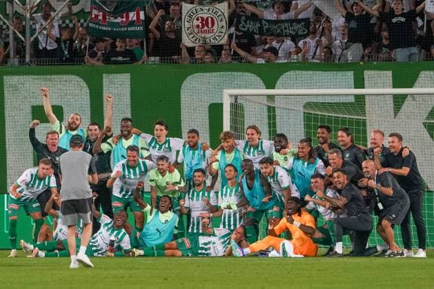 Fußball: FC St. Gallen 1879 vs. FC TOBOL KOSTANAY - 2. Qualifikationsrunde UEFA Conference League - Kybunpark St. Gallen, Schweiz: Team Foto vor der Fan-Tribüne nach Spielende - Freude, Jubel, Optimismus St. Gallen Kybunpark Kanton St. Gallen Schweiz Copyright: xJoeranxSteinsiekx