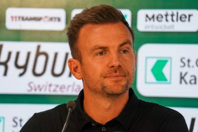 Fußball: FC St. Gallen 1879 vs. FC TOBOL KOSTANAY - 2. Qualifikationsrunde UEFA Conference League - Kybunpark St. Gallen, Schweiz: St. Gallens Trainer Enrico Maassen St. Gallen Kybunpark Kanton St. Gallen Schweiz Copyright: xJoeranxSteinsiekx