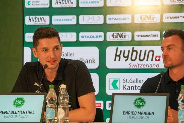 Fußball: FC St. Gallen 1879 vs. FC TOBOL KOSTANAY - 2. Qualifikationsrunde UEFA Conference League - Kybunpark St. Gallen, Schweiz: St. Gallens Medienchef Remo Blumenthal mit Trainer Enrico Maassen St. Gallen Kybunpark Kanton St. Gallen Schweiz Copyright: xJoeranxSteinsiekx