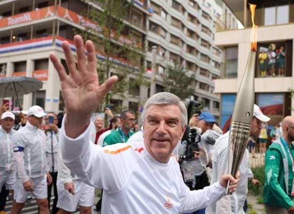 Sport Themen der Woche KW30 Sport Bilder des Tages (240726) -- PARIS, July 26, 2024 -- International Olympic Committee President Thomas Bach takes part in the Olympic Village torch relay in the Olympic Village in Paris, France, July 26, 2024. (Photo by POOL Xinhua) (PARIS2024)FRANCE-PARIS Olympic Games, Olympische Spiele, Olympia, OS TORCH RELAY JiaxHaocheng 