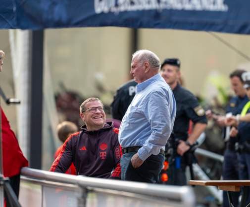 24.07.2024, Fussball 1. Bundesliga 2024 2025, Testspiel im Trainingslager des FC Bayern München in Rottach-Egern am Tegernsee am Sportplatz Birkenmoos, FC Rottach Egern - FC Bayern München, v.li: Sportvorstand Max Eberl (Bayern München) und Ehren-Präsident Uli Hoeneß (FC Bayern München, Hoeness) im Gespräch am Rand des Spielfelds. *** 24 07 2024, Football 1 Bundesliga 2024 2025, test match at the FC Bayern Munich training camp in Rottach Egern am Tegernsee at the Birkenmoos sports field, FC Rottach Egern FC Bayern Munich, from left Chief Sports Officer Max Eberl Bayern Munich and Honorary President Uli Hoeneß FC Bayern Munich, Hoeness in conversation on the edge of the pitch