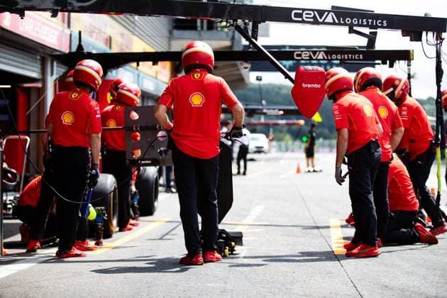 Scuderia Ferrari pitlane,mechanic, mecanicien, mechanics during the Formula 1 Rolex Belgian Grand Prix 2024, 14th round of the 2024 Formula One World Championship, WM, Weltmeisterschaft from July 26 to 28, 2024 on the Circuit de Spa-Francorchamps, in Stavelot, Belgium - F1 - BELGIAN GRAND PRIX 2024 DPPI Panoramic  240726_R14_BELGIO_DP__F_10186.CR2_