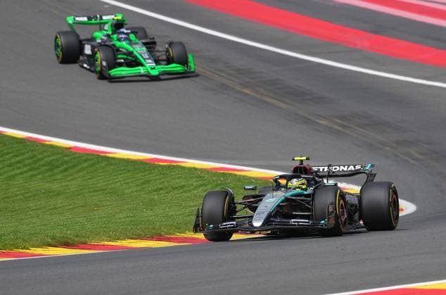 Formula 1 Rolex Belgian Grand Prix 2024 26.07.2024, Circuit de Spa-Francorchamps, Spa-Francorchhamps, Formula 1 Rolex Belgian Grand Prix 2024 , im Bild Lewis Hamilton (GBR), Mercedes-AMG Petronas Formula One Team, Zhou Guanyu (CHN), Stake F1 Team Kick Sauber
