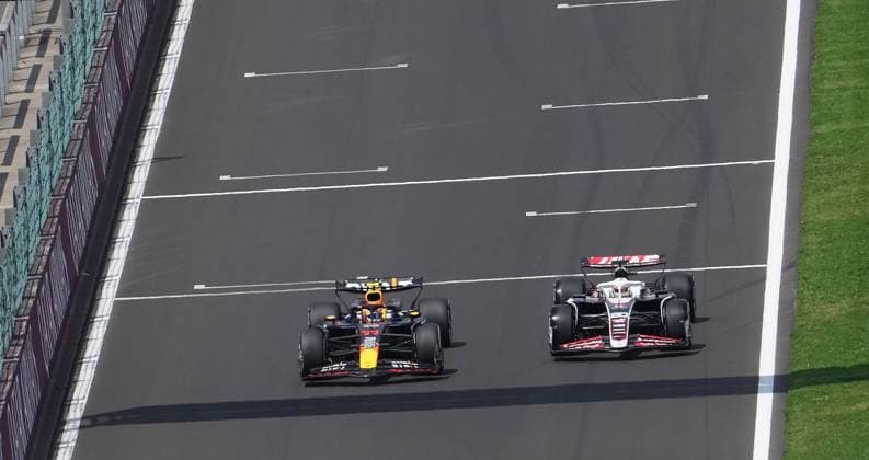 Formula 1 Rolex Belgian Grand Prix 2024 26.07.2024, Circuit de Spa-Francorchamps, Spa-Francorchhamps, Formula 1 Rolex Belgian Grand Prix 2024 , im Bild Sergio Perez (MEX), Oracle Red Bull Racing, Kevin Magnussen (DNK), Haas F1 Team