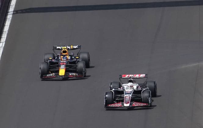 Formula 1 Rolex Belgian Grand Prix 2024 26.07.2024, Circuit de Spa-Francorchamps, Spa-Francorchhamps, Formula 1 Rolex Belgian Grand Prix 2024 , im Bild Sergio Perez (MEX), Oracle Red Bull Racing, Kevin Magnussen (DNK), Haas F1 Team