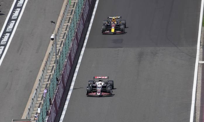Formula 1 Rolex Belgian Grand Prix 2024 26.07.2024, Circuit de Spa-Francorchamps, Spa-Francorchhamps, Formula 1 Rolex Belgian Grand Prix 2024 , im Bild Kevin Magnussen (DNK), Haas F1 Team, Sergio Perez (MEX), Oracle Red Bull Racing