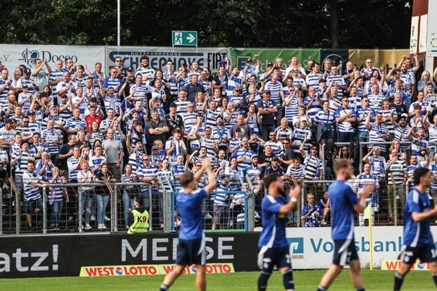 Fussball, Regionalliga West Saison 2024 2025 1.Spieltag FC Gütersloh - MSV Duisburg 26.07.2024, Heidewaldstadion Fans MSV Duisburg Gütersloh Heidewaldstadion Nordrhein-Westfahlen Deutschland