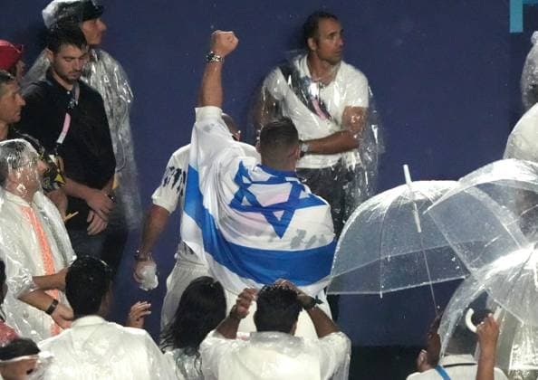 Sport Themen der Woche KW30 An athlete from Israel raises his fist as his team arrives at the Opening Ceremony of the Paris 2024 Olympic Games, Olympische Spiele, Olympia, OS in Paris, France, on Friday, July 26, 2024. Over 10,000 athletes from 206 countries will compete in the summer Olympic games, which take place from July 26 to August 11.  OLY202407261595 RICHARDxELLIS