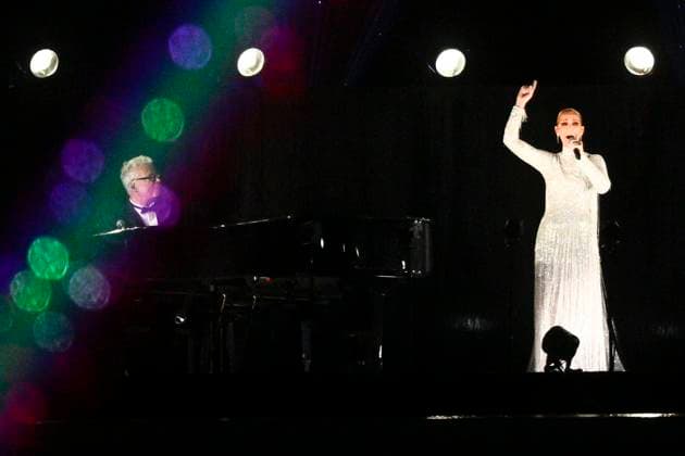 Bilder des Jahres 2024, Sport 07 Juli Sport Themen der Woche KW30 Sport Bilder des Tages Paris 2024 Olympic Games, Olympische Spiele, Olympia, OS - 26 07 2024 PARIS, FRANCE - JULY 26 : Céline Dion on the Eiffel Tower with the Olympic rings during the Opening Ceremony of the XXXIII Paris 2024 summer Olympic Games in the heart of the city along its main artery : the course of the Seine, from east to west over 6 kilometres. Pictured on July 26, 2024 in Paris, France, 26 07 2024 Paris France  Copyright: xGvgx