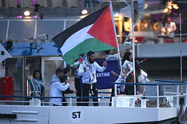 Bilder des Jahres 2024, Sport 07 Juli Sport Themen der Woche KW30 OLY24 OPENING CEREMONY, Palestine?s Olympic team during the Opening Ceremony of the 2024 Paris Olympic Games, Olympische Spiele, Olympia, OS in Paris, France, Friday, July 26, 2024. ( NO ARCHIVING, EDITORIAL USE ONLY, NO USE IN BOOKS WITHOUT CONSENT PARIS FRANCE  Copyright: xDANxHIMBRECHTSx 20240727131466001713