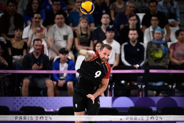27.07.2024, Paris, Arena Paris Süd Volleyball, Olympische Spiele, Vorrunde, Deutschland (GER) vs. Japan (JPN) Service Aufschlag Georg Grozer ( 9 GER)