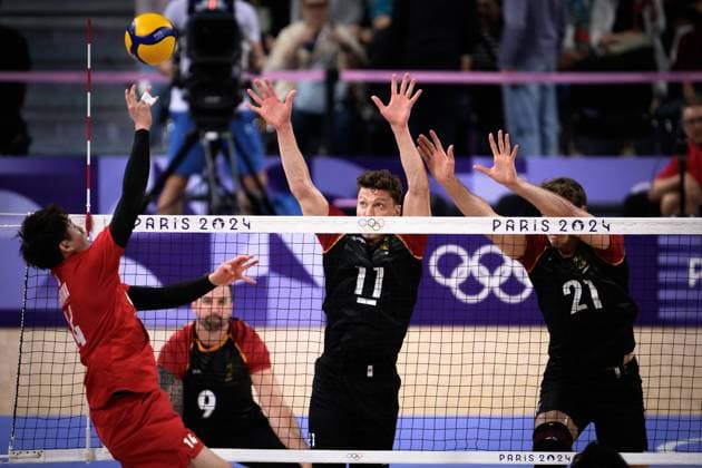 27.07.2024, Paris, Arena Paris Süd Volleyball, Olympische Spiele, Vorrunde, Deutschland (GER) vs. Japan (JPN) Angriff Yuki Ishikawa ( 14 JPN) - Doppelblock Block Lukas Kampa ( 11 GER), Tobias Krick ( 21 GER)