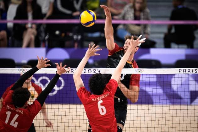 27.07.2024, Paris, Arena Paris Süd Volleyball, Olympische Spiele, Vorrunde, Deutschland (GER) vs. Japan (JPN) Doppelblock Block Yuki Ishikawa ( 14 JPN), Akihiro Yamauchi ( 6 JPN) - Angriff Tobias Krick ( 21 GER)