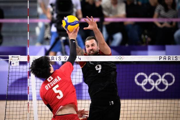 27.07.2024, Paris, Arena Paris Süd Volleyball, Olympische Spiele, Vorrunde, Deutschland (GER) vs. Japan (JPN) Angriff Tatsumori Otsuka ( 5 JPN) - Block Georg Grozer ( 9 GER)