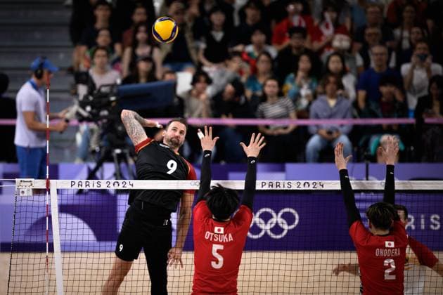 27.07.2024, Paris, Arena Paris Süd Volleyball, Olympische Spiele, Vorrunde, Deutschland (GER) vs. Japan (JPN) Angriff Georg Grozer ( 9 GER) - Doppelblock Block Tatsumori Otsuka ( 5 JPN), Taishi Onodera ( 2 JPN)