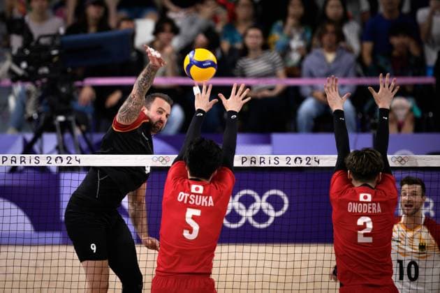 27.07.2024, Paris, Arena Paris Süd Volleyball, Olympische Spiele, Vorrunde, Deutschland (GER) vs. Japan (JPN) Angriff Georg Grozer ( 9 GER) - Doppelblock Block Tatsumori Otsuka ( 5 JPN), Taishi Onodera ( 2 JPN)