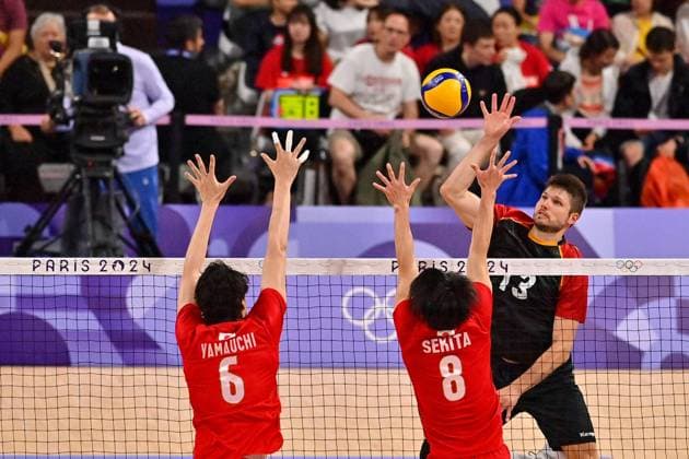 Olympische Spiele (Volleyball: GER vs JPN); Paris 27.07.2024 Paris 2024, Olympia, Volleyball, South Paris Arena, Männer, Deutschland (in Schwarz) gegen Japan (in Rot); Ruben Schott gegen 8 Masahiro Sekita und 6 Akihiro Yamauchi, Copyright: xBEAUTIFULxSPORTS TomxBlochx