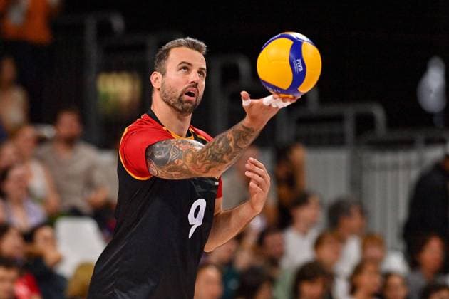 Olympische Spiele (Volleyball: GER vs JPN); Paris 27.07.2024 Paris 2024, Olympia, Volleyball, South Paris Arena, Männer, Deutschland (in Schwarz) gegen Japan (in Rot); Georg Gyorgy Grozer, Copyright: xBEAUTIFULxSPORTS TomxBlochx