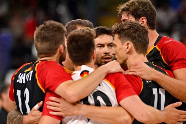 Olympische Spiele (Volleyball: GER vs JPN); Paris 27.07.2024 Paris 2024, Olympia, Volleyball, South Paris Arena, Männer, Deutschland (in Schwarz) gegen Japan (in Rot); Team um Tobias Brand, Copyright: xBEAUTIFULxSPORTS TomxBlochx
