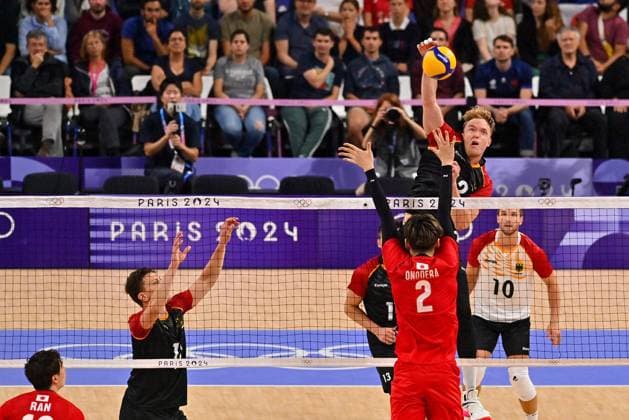 Olympische Spiele (Volleyball: GER vs JPN); Paris 27.07.2024 Paris 2024, Olympia, Volleyball, South Paris Arena, Männer, Deutschland (in Schwarz) gegen Japan (in Rot); Anton Brehme, gegen 2 Taishi ONODERA Copyright: xBEAUTIFULxSPORTS TomxBlochx
