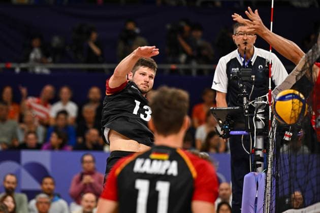 Olympische Spiele (Volleyball: GER vs JPN); Paris 27.07.2024 Paris 2024, Olympia, Volleyball, South Paris Arena, Männer, Deutschland (in Schwarz) gegen Japan (in Rot); Ruben Schott im Angriff, Ball im Netz Copyright: xBEAUTIFULxSPORTS TomxBlochx