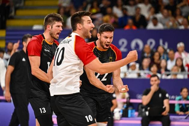 Olympische Spiele (Volleyball: GER vs JPN); Paris 27.07.2024 Paris 2024, Olympia, Volleyball, South Paris Arena, Männer, Deutschland (in Schwarz) gegen Japan (in Rot); Jubel von links, Ruben Schott, Libero Julian Zenger, 22 Tobias Brand, Copyright: xBEAUTIFULxSPORTS TomxBlochx
