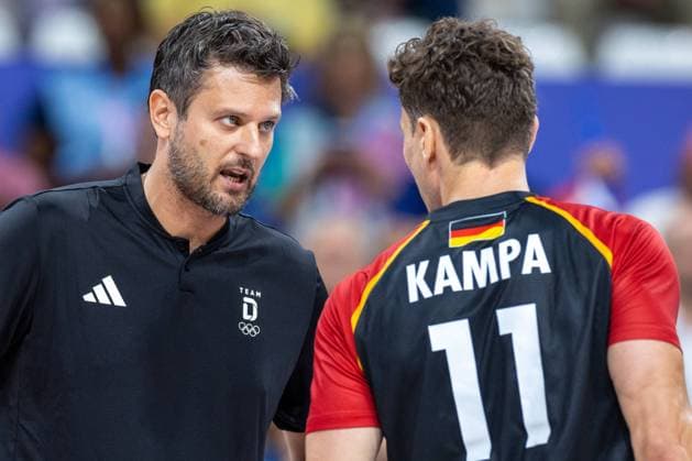 Volleyball - Olympic Games, Olympische Spiele, Olympia, OS Paris 2024: Day 1 Head Coach Michal Winiarski and Lukas Kampa iare talking during Volleyball Men s Preliminary Round - Group C - match between Japan and Germany on Day -1 Olympic Games Paris 2024 at South Paris Arena in Paris, France on July 27, 2024. Paris France  Copyright: xAndrzejxIwanczukx originalFilename:iwanczuk-volleyba240727_npVc5.jpg