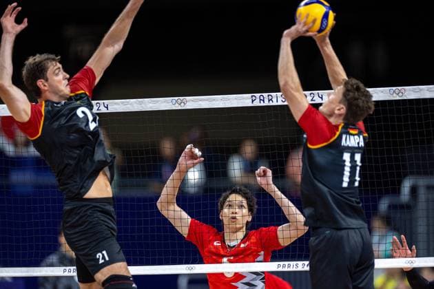 Volleyball - Olympic Games, Olympische Spiele, Olympia, OS Paris 2024: Day 1 Tobias Krick, Akihiro Yamauchi, Lukas Kampa are playing during Volleyball Men s Preliminary Round - Group C - match between Japan and Germany on Day -1 Olympic Games Paris 2024 at South Paris Arena in Paris, France on July 27, 2024. Paris France  Copyright: xAndrzejxIwanczukx originalFilename:iwanczuk-volleyba240727_npG1T.jpg