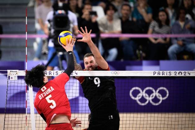 27.07.2024, Paris, Arena Paris Süd Volleyball, Olympische Spiele, Vorrunde, Deutschland (GER) vs. Japan (JPN) Angriff Tatsumori Otsuka ( 5 JPN) - Block Georg Grozer ( 9 GER)