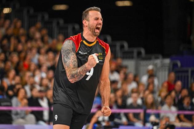 Olympische Spiele (Volleyball: GER vs JPN); Paris 27.07.2024 Paris 2024, Olympia, Volleyball, South Paris Arena, Männer, Deutschland (in Schwarz) gegen Japan (in Rot); Georg Gyorgy Grozer, Copyright: xBEAUTIFULxSPORTS TomxBlochx