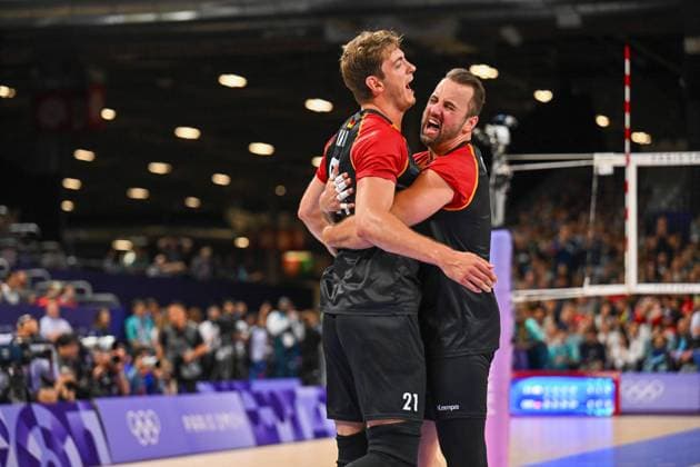 Olympische Spiele (Volleyball: GER vs JPN); Paris 27.07.2024 Paris 2024, Olympia, Volleyball, South Paris Arena, Männer, Deutschland (in Schwarz) gegen Japan (in Rot); Georg Gyorgy Grozer, rechts, mit Tobias Krick 21, Copyright: xBEAUTIFULxSPORTS TomxBlochx