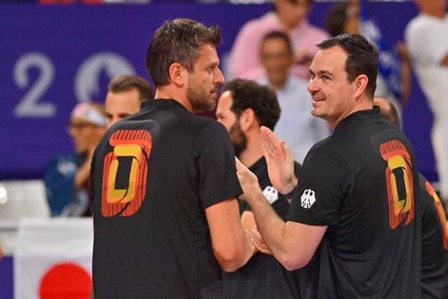 Olympische Spiele (Volleyball: GER vs JPN); Paris 27.07.2024 Paris 2024, Olympia, Volleyball, South Paris Arena, Männer, Deutschland (in Schwarz) gegen Japan (in Rot); Co-Trainer Thomas Bob Ranner, rechts mit Cheftrainer Michal Winiarski, Copyright: xBEAUTIFULxSPORTS TomxBlochx