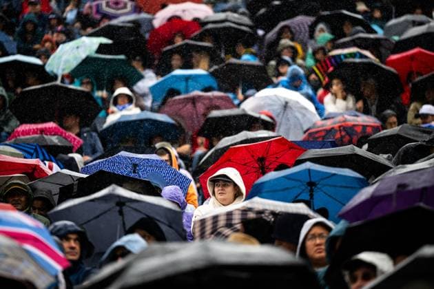 Sport Themen der Woche KW30 240727 Spectators in the rain watching equestrian dressage team and individual during day 1 of the Paris 2024 Olympic Games, Olympische Spiele, Olympia, OS on July 27, 2024 in Paris. Photo: Johanna Säll BILDBYRAN kod JL JL0402 ridsport equestrian olympic games olympics os ol olympiska spel olympiske leker paris 2024 paris-os paris-ol 1 bbeng publik *** 240727 Spectators in the rain watching equestrian dressage team and individual during day 1 of the Paris 2024 Olympic Games on July 27, 2024 in Paris Photo Johanna Säll BILDBYRAN kod JL JL0402 ridsport equestrian olympic games olympics os ol olympiska spelen olympiske leker paris 2024 paris os paris ol 1 bbeng publik  Copyright: JOHANNAxSÄLL BB240727BB952