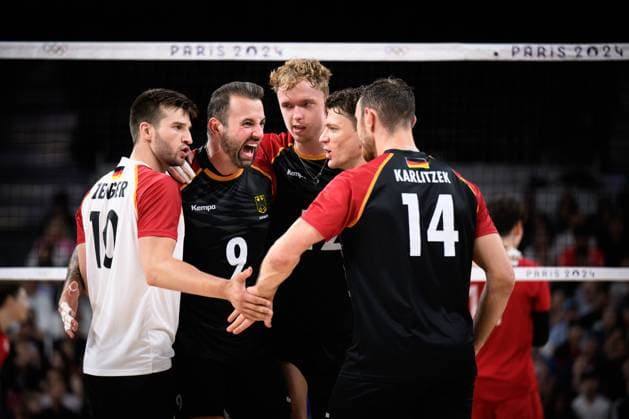 27.07.2024, Paris, Arena Paris Süd Volleyball, Olympische Spiele, Vorrunde, Deutschland (GER) vs. Japan (JPN) Jubell Julian Zenger ( 10 GER), Georg Grozer ( 9 GER), Anton Brehme ( 12 GER), Lukas Kampa ( 11 GER)