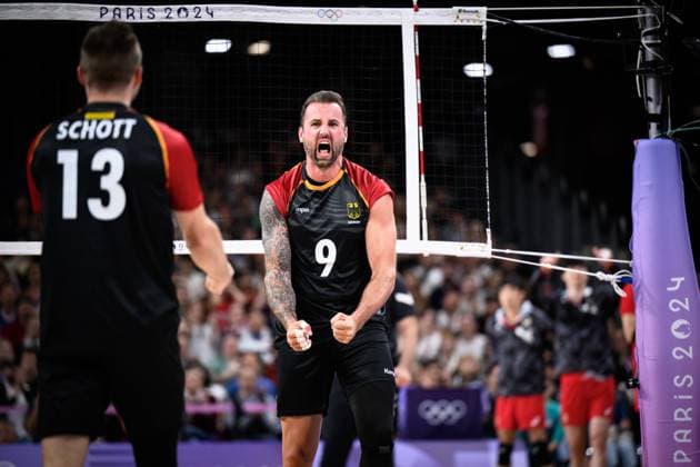 27.07.2024, Paris, Arena Paris Süd Volleyball, Olympische Spiele, Vorrunde, Deutschland (GER) vs. Japan (JPN) Jubel Georg Grozer ( 9 GER)