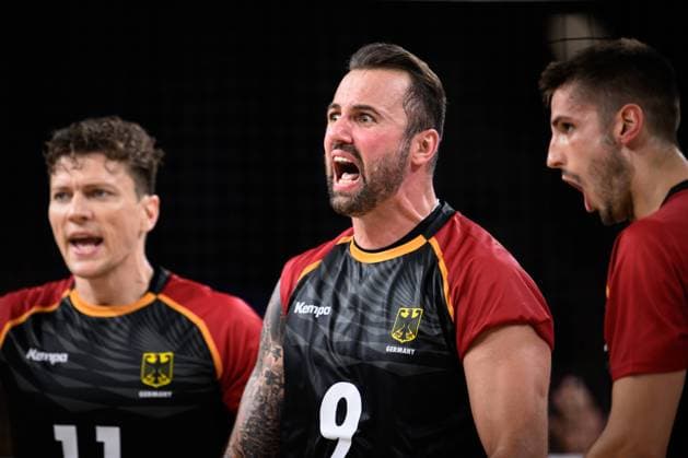 27.07.2024, Paris, Arena Paris Süd Volleyball, Olympische Spiele, Vorrunde, Deutschland (GER) vs. Japan (JPN) Lukas Kampa ( 11 GER), Jubel Georg Grozer ( 9 GER), Moritz Reichert ( 5 GER)