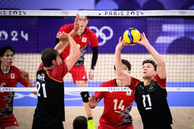 27.07.2024, Paris, Arena Paris Süd Volleyball, Olympische Spiele, Vorrunde, Deutschland (GER) vs. Japan (JPN) Tobias Krick ( 21 GER), Zuspiel Lukas Kampa ( 11 GER)