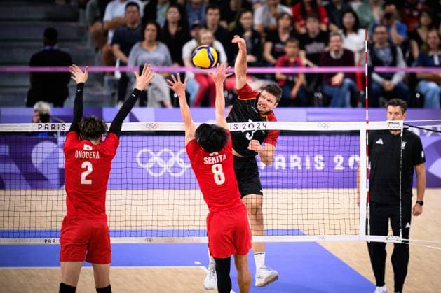 27.07.2024, Paris, Arena Paris Süd Volleyball, Olympische Spiele, Vorrunde, Deutschland (GER) vs. Japan (JPN) Doppelblock Block Taishi Onodera ( 2 JPN), Masahiro Sekita ( 8 JPN) - Angriff Ruben Schott ( 13 GER)