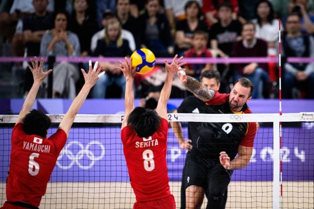 Sport Bilder des Tages 27.07.2024, Paris, Arena Paris Süd Volleyball, Olympische Spiele, Vorrunde, Deutschland (GER) vs. Japan (JPN) Doppelblock Block Akihiro Yamauchi ( 6 JPN), Masahiro Sekita ( 8 JPN) - Angriff Georg Grozer ( 9 GER)